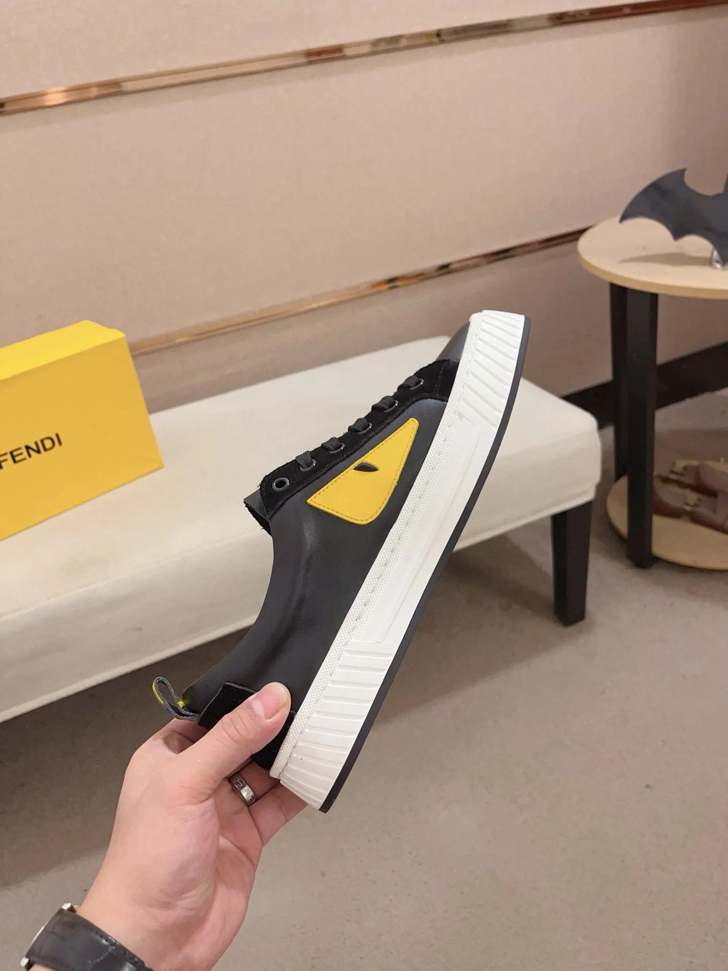 Men's shoes💰: 400💰[Fendi] Fendi's latest casual shoes for men! Available at counters simultaneously! A one-to-one replica of the original. All imported official website one-to-one cowhide fabric. The interior is made of top-grade sheepskin, and the original factory-supplied rubber outsole is used. Leading new fashion concepts. Matching code: 38-44. (can be customized for 45 non-refundable)